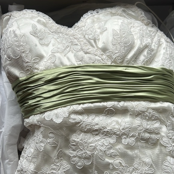 Watters Lace Wedding Dress - Picture 3 of 8